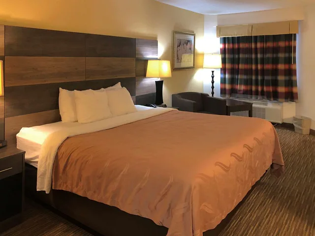 غرفة بسرير كينج لذوي الإعاقة، Quality Inn Bennettsville, SC 1/6