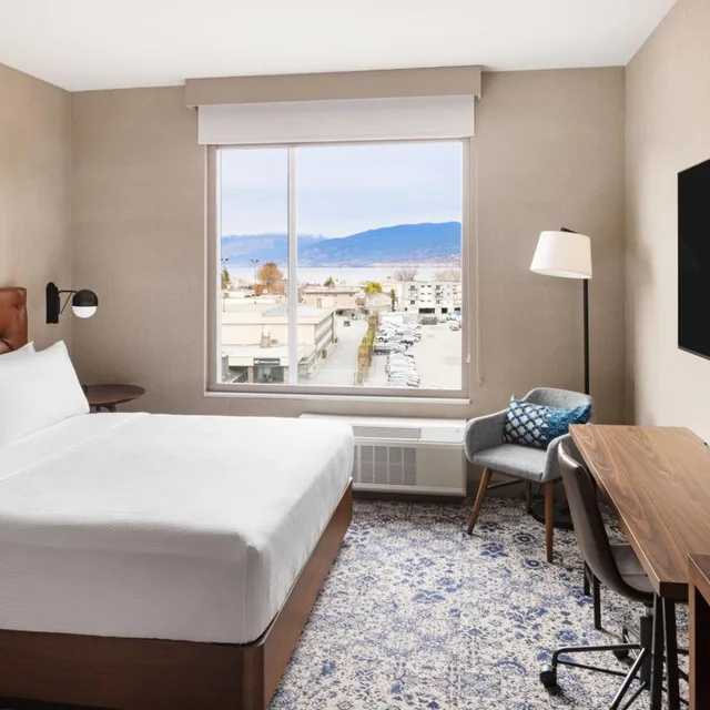Deluxe, King Bed, Water View، Four Points by Sheraton Penticton at the Convention Centre 2/5