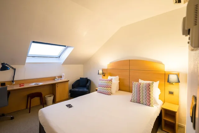 غرفة قياسية بسرير مزدوج في الطابق العلوي، Hotel Campanile Montesson Le Vesinet 2/10