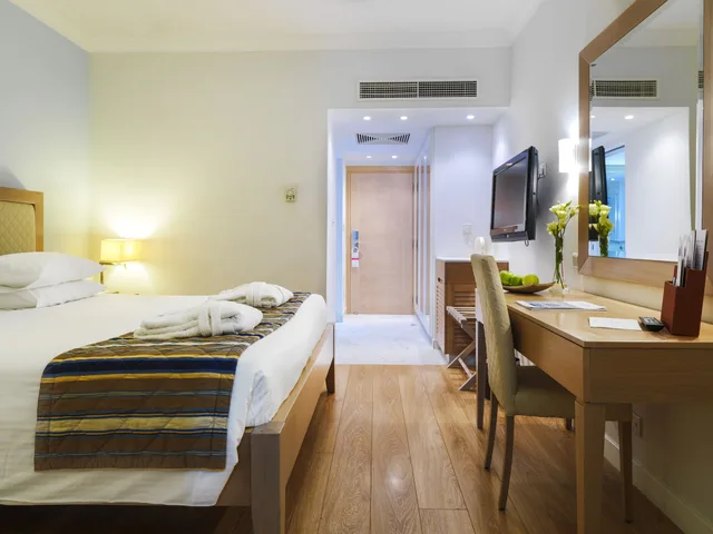 جناح عائلي بسرير كينج بإطلالة على الجبل، Olympic Lagoon Resort Paphos 4/10