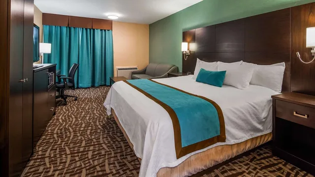 غرفة عصرية بسرير كينج مع أريكة، Best Western Plus Barrie 1/2