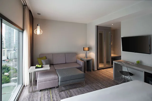 غرفة بسرير كينج بإطلالة على المدينة مع أريكة، HYATT PLACE BANGKOK SUKHUMVIT 6/8