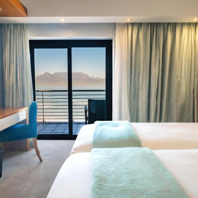 غرفة بسريرين منفصلين بشرفة، Blaauwberg Beach Hotel 2/6