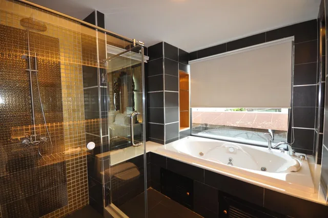 جناح بسرير كينج بجاكوزي في طابق منخفض، Chalelarn Hotel 10/10