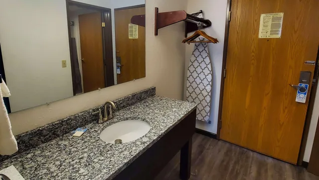 جناح بسريرين كوين، Jasper Ridge Inn Ishpeming 3/3