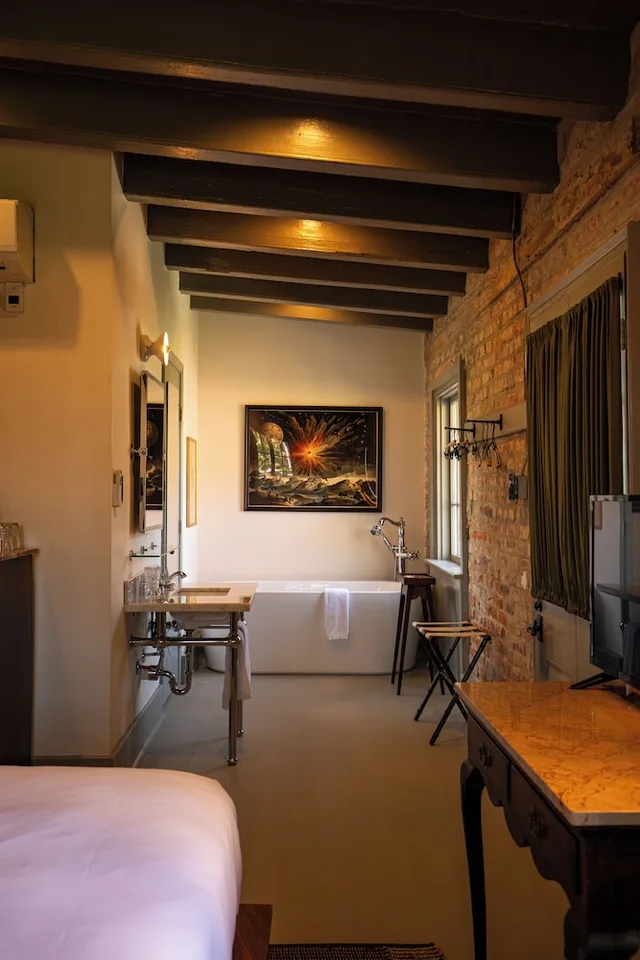 Room, King Bed, Courtyard View, Bathtub, The Celestine 1/2