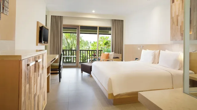 غرفة قياسية بسرير كينج بإطلالة على الحديقة بشرفة، HOLIDAY INN RESORT BARUNA BALI 3/10