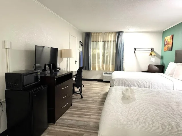 غرفة بسريرين كوين، Baymont Inn & Suites by Wyndham Newton IA 2/3
