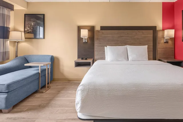 Business, Single, King Bed, Ramada By Wyndham Minneapolis Golden Valley 3/5