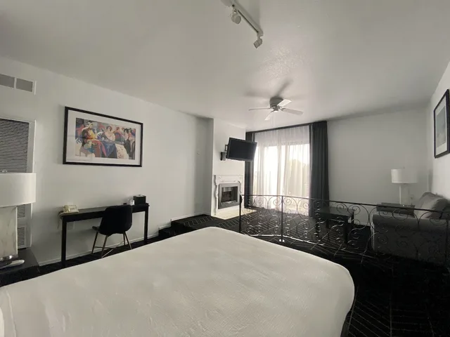 غرفة ديلوكس بسرير كوين بشرفة، Masterpiece Hotel 3/9