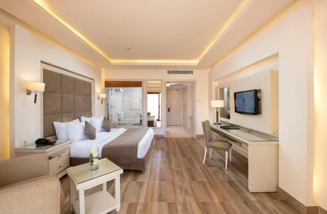 غرفة ديلوكس بسرير كوين بإطلالة على الحديقة، Charmillion Club Resort 2/2
