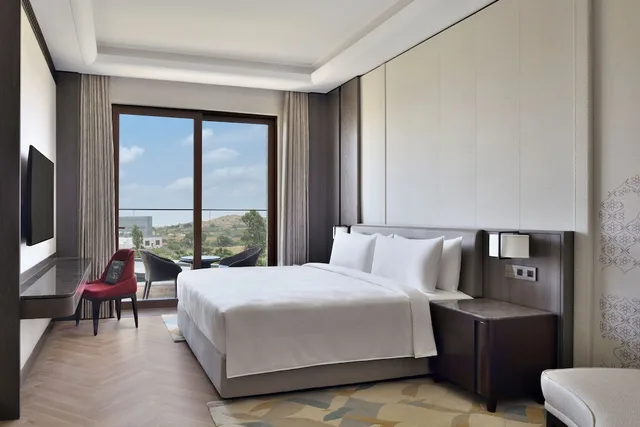 غرفة سيغنتشر بسرير كينج بشرفة للمدخنين، JW Marriott Bengaluru Prestige Golfshire Resort & Spa 3/6
