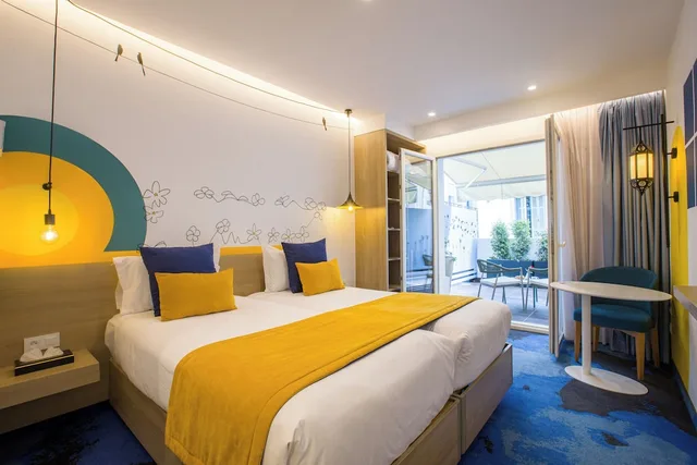 Deluxe, Queen Bed, Carlton 6/10