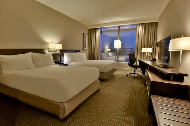 Standard, 2 Queen Beds, Holiday Inn Santiago Airport 5/10