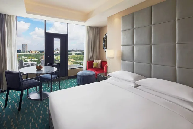 غرفة تنفيذية بسرير كينج بشرفة، Renaissance Bengaluru Race Course Hotel 3/10
