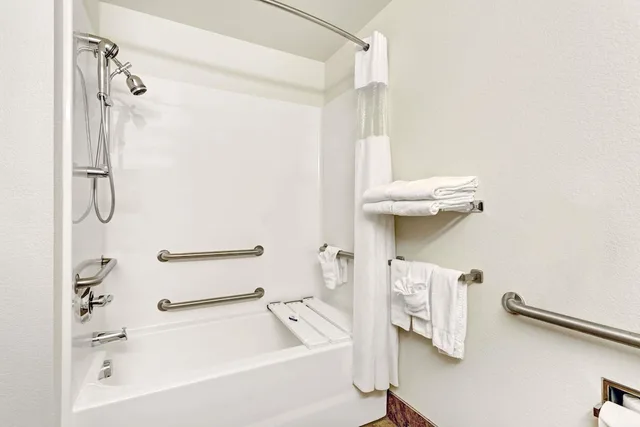 غرفة قياسية بسرير كوين لذوي الإعاقة، Microtel Inn & Suites by Wyndham Cheyenne 7/8