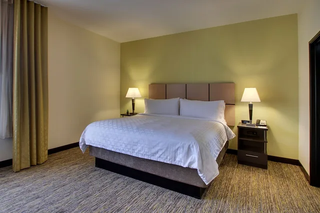 جناح بسرير كينج وسرير كوين بغرفتي نوم مع أريكة لذوي الإعاقة، Candlewood Suites Wichita East An Ihg Hotel 2/6