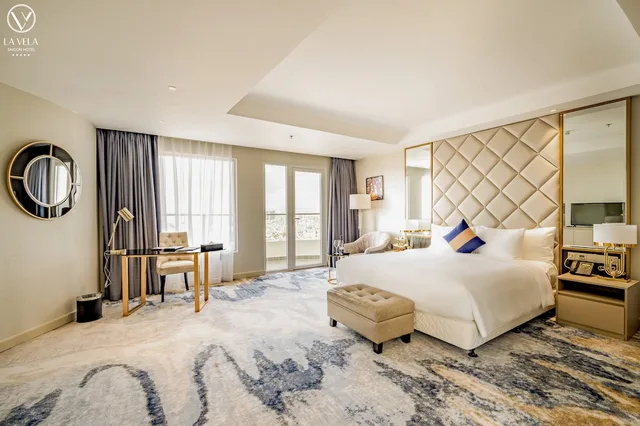 غرفة بريميير فاخرة بسرير كينج بإطلالة على المدينة بشرفة، La Vela Saigon Hotel 4/5