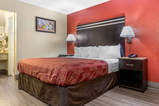 غرفة قياسية بسرير كينج للمدخنين، Econo Lodge Columbia Fort Jackson 1/2