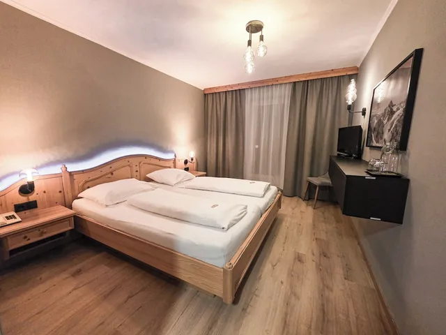 غرفة تقليدية بسرير مزدوج بإطلالة على الجبل بشرفة، Larchenhof 2/4