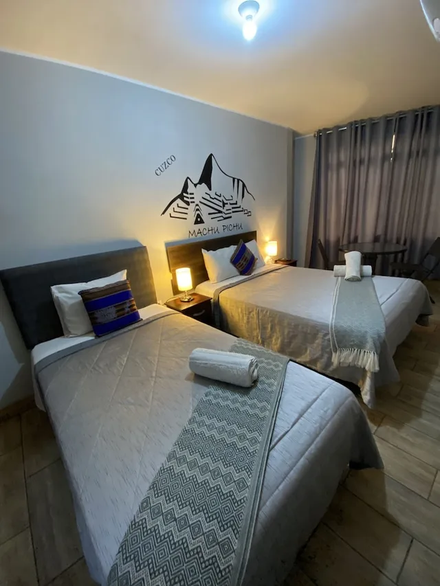 غرفة أساسية ثلاثية بسرير كوين وسرير فردي، Lima Airport Tampu B&B 4/10