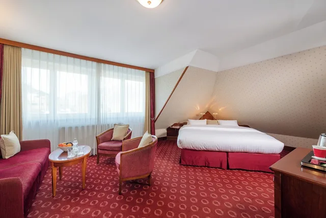 غرفة ديلوكس رباعية بسريرين منفصلين مع أريكة، Hotel Salzburger Hof 2/8