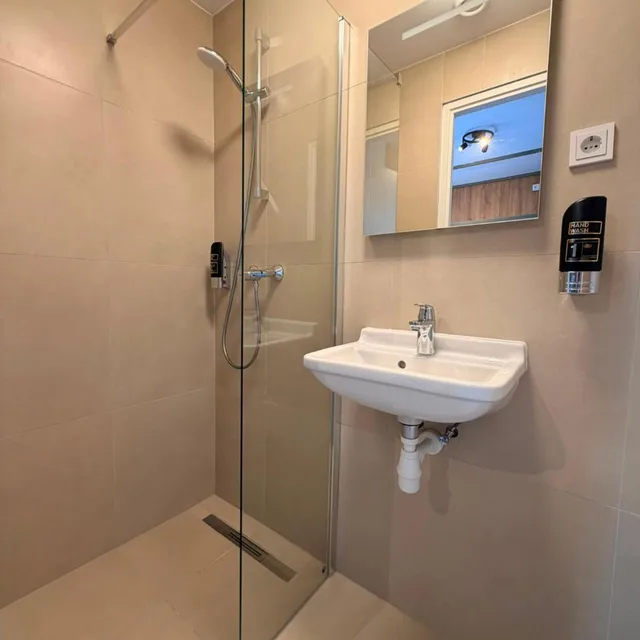 غرفة عائلية، Continental Hotel 7/9