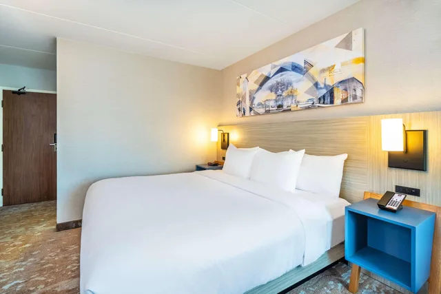 غرفة بسرير كينج، Comfort Inn Kingston - Highway 401 2/10