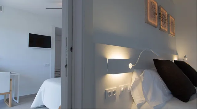غرفة قياسية بسريرين منفصلين بشرفة، HOTEL CALA SAONA & SPA 6/8