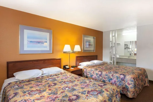 جناح بسريرين كوين، Country Inn & Suites by Radisson, Flagstaff Downtown, AZ 1/1