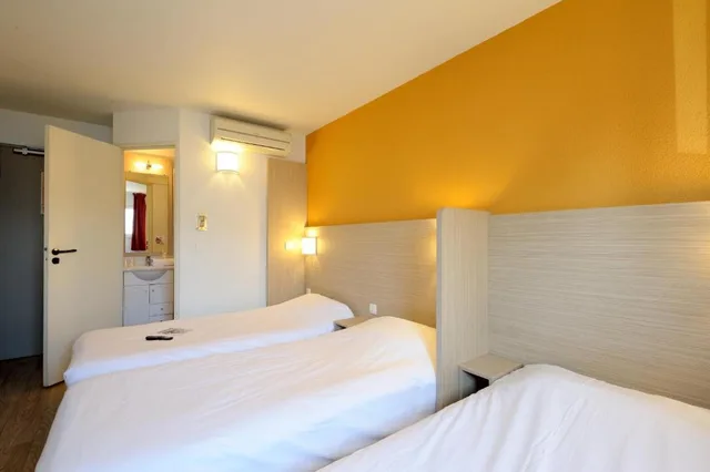 غرفة قياسية ثلاثية، Hotel Kennedy Parc Des Expositions 2/2