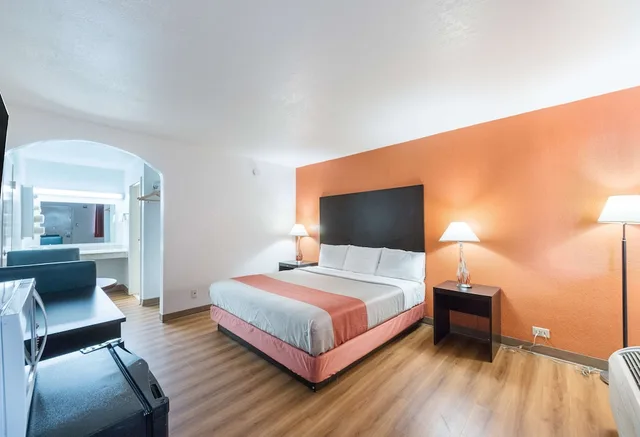 غرفة قياسية بسرير كينج، Motel6 San Antonio, TX - I-10 West 3/10