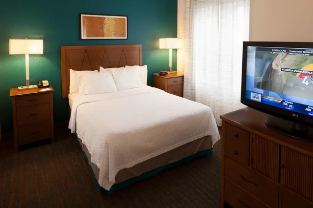 Studio, Queen Bed, Residence Inn by Marriott Plazzio East 3/3
