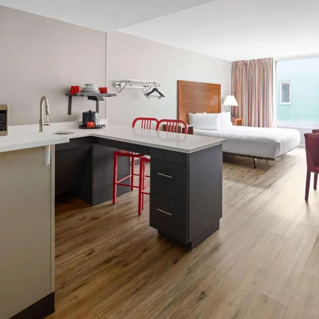 غرفة بسرير كينج لذوي الإعاقة، Hawthorn Extended Stay by Wyndham Ellsworth / Bar Harbor 2/4