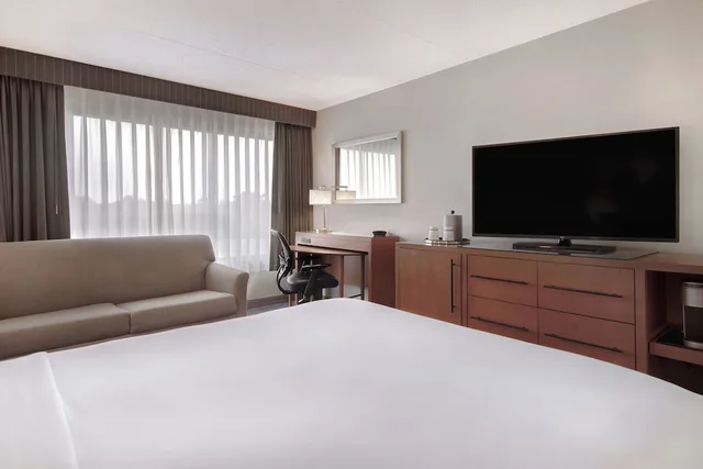 غرفة قياسية بسرير فردي، Crowne Plaza Auburn Hills 4/8