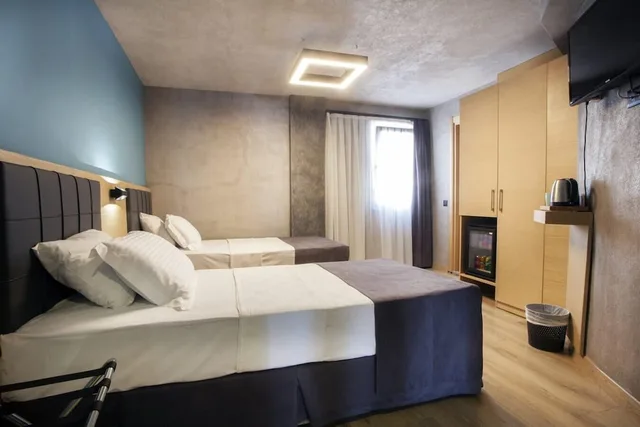 Family, 1 Double and 1 Single Bed, Redstone Hotel 2/4