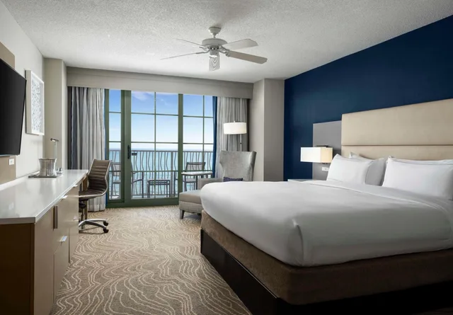 غرفة بسرير كينج بشرفة بحوض استحمام لذوي الإعاقة، Hilton Virginia Beach Oceanfront 2/7