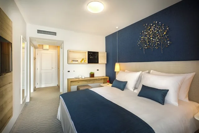 Junior Suite, Queen Bed, Sea Side, Sofa, Balcony، Aminess Lume Hotel 1/3