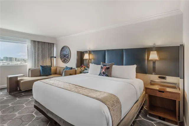 غرفة ديلوكس بسرير كينج لذوي الإعاقة، Royal Sonesta Houston Galleria 3/4