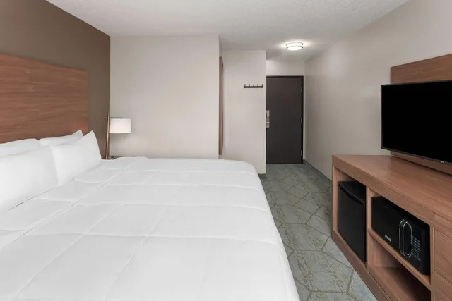 غرفة بسرير كينج لذوي الإعاقة، Baymont by Wyndham Oshkosh Airport 1/7