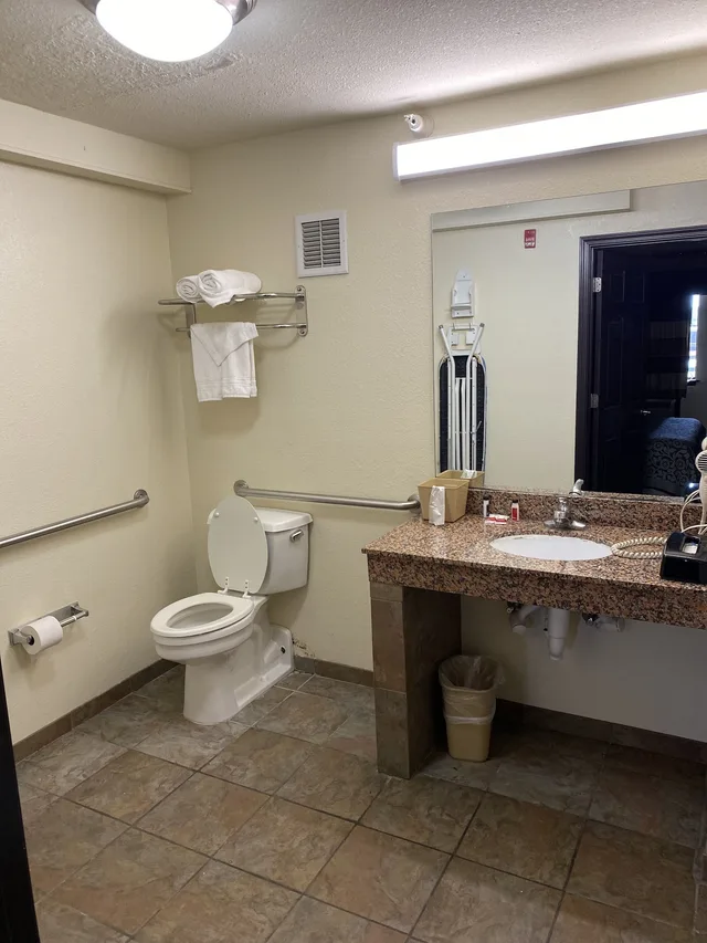 غرفة بسريرين مزدوجين، Days Inn by Wyndham Oklahoma City/Moore 7/10