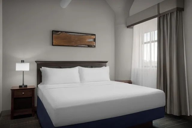 جناح بسرير كينج مع أريكة لذوي الإعاقة، The Suites Hotel at Waterfront Plaza 3/6