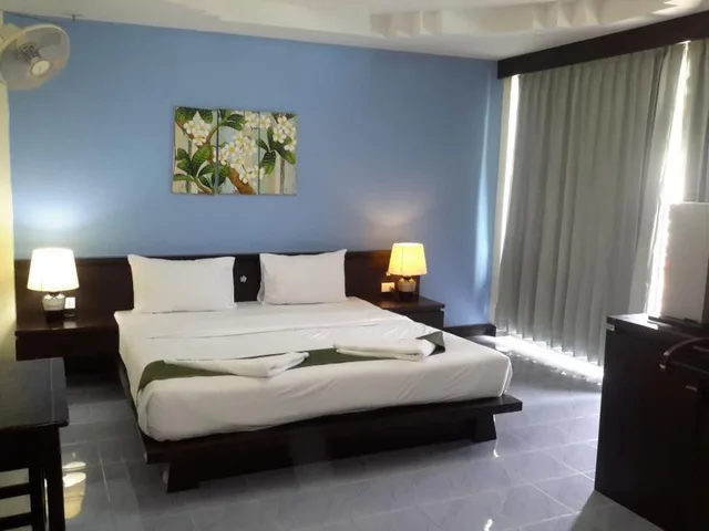 غرفة قياسية بسرير كينج، J Hotel 1/3