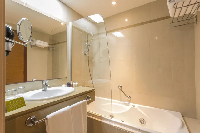 جناح جونيور بسرير كينج بشرفة بحوض جاكوزي، GRAND PALLADIUM PALACE IBIZA RESORT 6/6