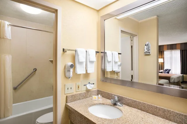 غرفة ديلوكس بسرير كينج، Days Inn By Wyndham Jacksonville Airport 5/5