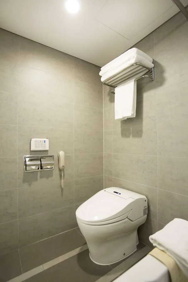 غرفة قياسية بسريرين منفصلين بحوض استحمام، Seoul Garden Hotel 5/6