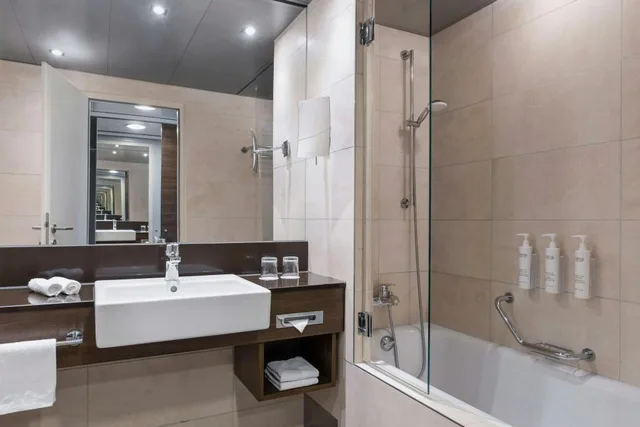 جناح جونيور بسرير كينج بغرفة نوم واحدة مع أريكة في طابق مرتفع، Courtyard By Marriott Linz 2/2