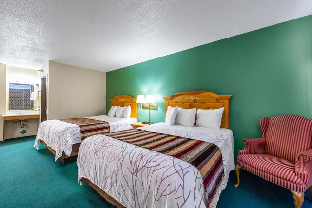غرفة بسريرين كوين، Rodeway Inn Milaca 2/3