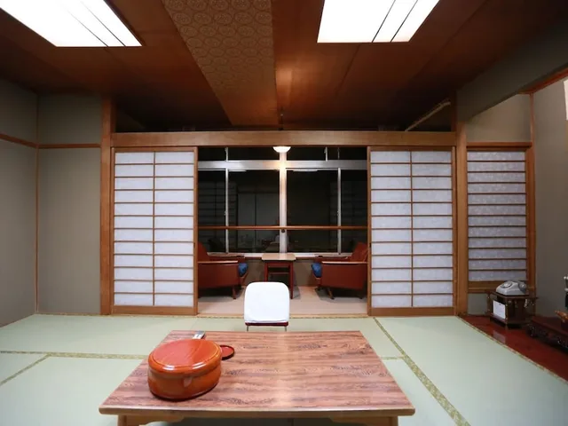 غرفة يابانية تقليدية بفرشتي فوتون بأرضية تاتامي، Takao Kanko Hotel 2/7