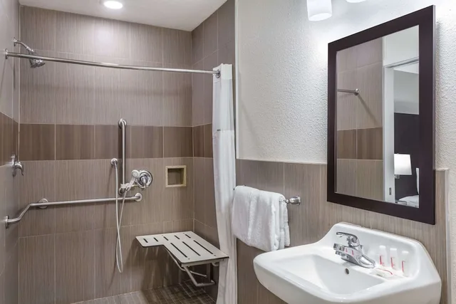 غرفة بسرير كينج لذوي الإعاقة، Ramada By Wyndham Monterey 3/3